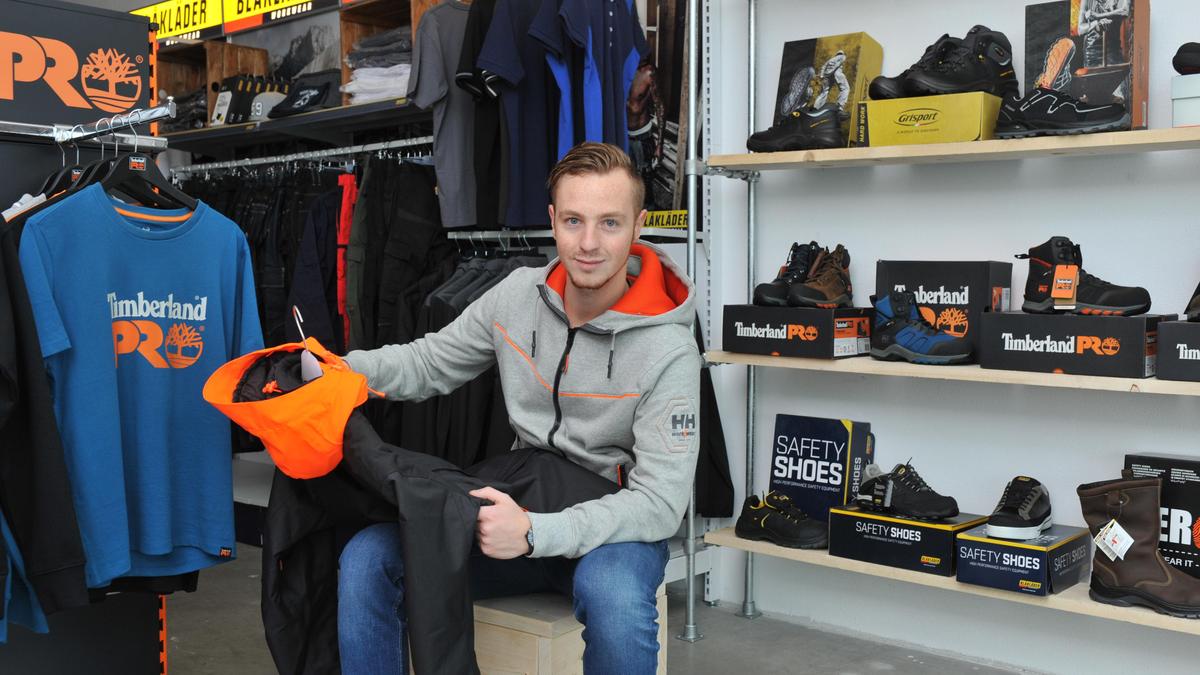 Koen van der Waart is student en eigenaar van een eigen bedrijf. Amko Werkkleding in Beverwijk loopt zo goed dat hij moest uitwijken naar een eigen pand. Mijn studie doe ik nu